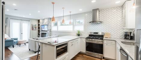 Køleskab, mikrobølgeovn, ovn, kogeplade