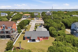 Un quartier résidentiel avec des maisons, un quai et une vue sur l’eau.