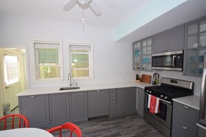 Fridge, microwave, oven, stovetop - The Heart of Cape May on Historic Windsor Ave, 2 Blocks to Beach & Shopping! (Cape May)