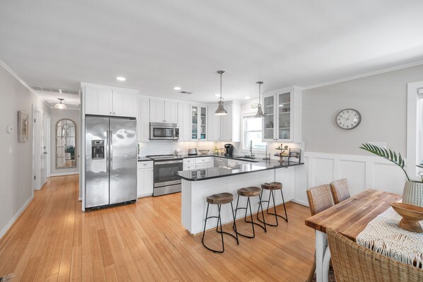 Een koelkast, een magnetron, een oven, een kookplaat