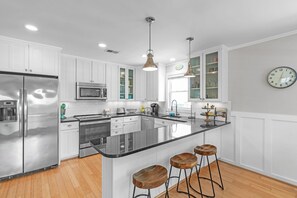 Een koelkast, een magnetron, een oven, een kookplaat