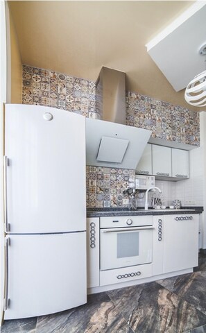 Microwave, oven, dishwasher, cookware/dishes/utensils
