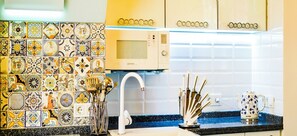 Microwave, oven, dishwasher, cookware/dishes/utensils