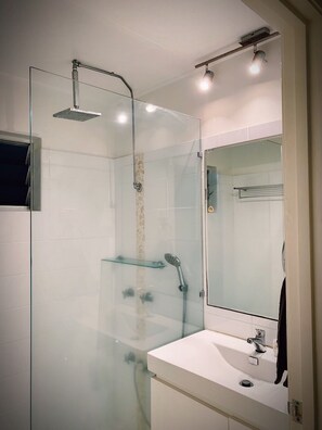 Regadera, amenidades de baño gratuitas, toallas, papel de baño 