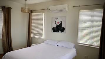 4 dormitorios, tabla de planchar con plancha, ropa de cama