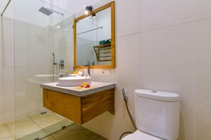 Baignoire, sèche-cheveux, serviettes fournies, savon
