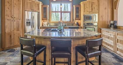 Luxurious Ridge Duplex Chalet - 3 floors of living space, BBQ, laundry, garage