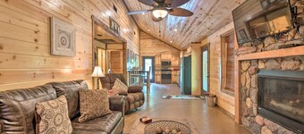 Cabin w/ Hot Tub - Near Broken Bow Lake & Hiking!
