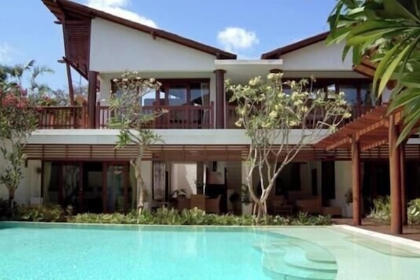 6 BR best location Villa Casis