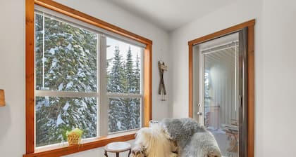 Top floor 1 bedroom condo at Creekside - pet friendly, large deck & ski-in/out