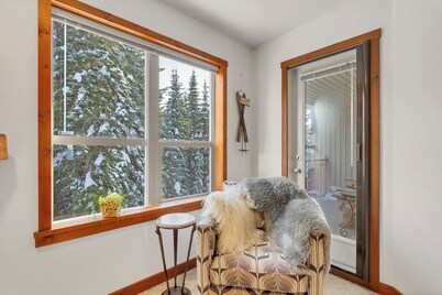 Top floor 1 bedroom condo at Creekside - pet friendly, large deck & ski-in/out