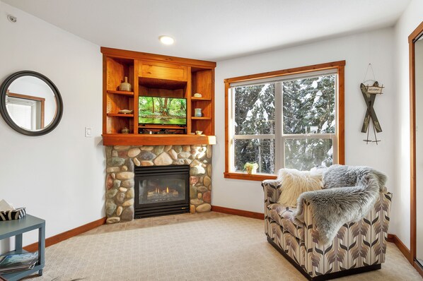 Smart TV, fireplace