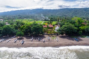 On the beach, sun loungers - Villa Spice House Inn Upstair (Lovina)