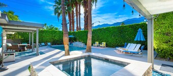 Large Pool & 12-person Built-In Jacuzzi - Walk/Bike Ride to Downtown Pam Springs