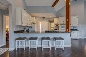 Réfrigérateur, four à micro-ondes, un four, surface de cuisson