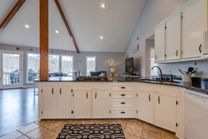 Interior - Livin the Lake Dream- Family- friendly- firepit, ping-pong, corn-hole & more. (Moneta)