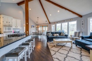 TV, ping pong, books - Livin the Lake Dream- Family- friendly- firepit, ping-pong, corn-hole & more. (Moneta)