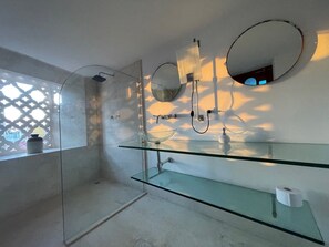 Shower, hair dryer, towels, soap - apto loft ed torre del reloj 402 (Cartagena)