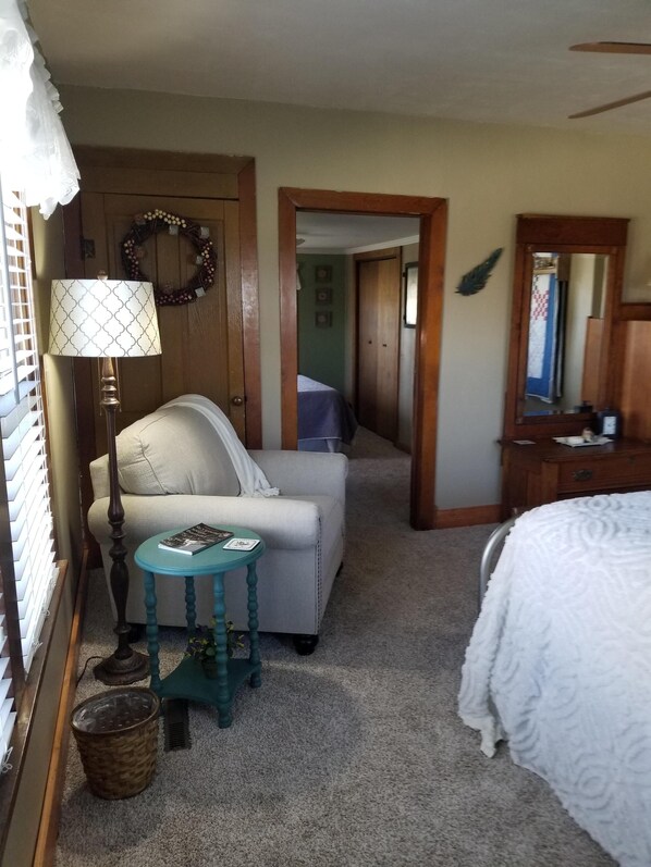 2 habitaciones, tabla de planchar con plancha, cuna de viaje y wifi 