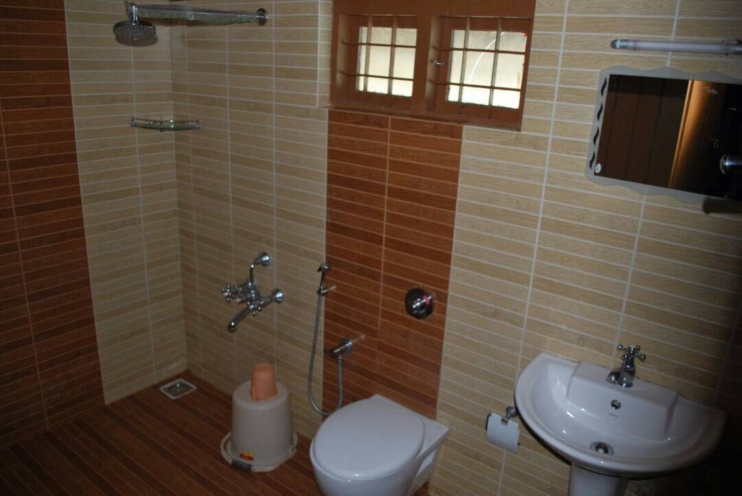 Regadera, toallas, jabón, papel de baño 
