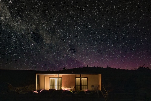 Rauhallinen mökki maassa