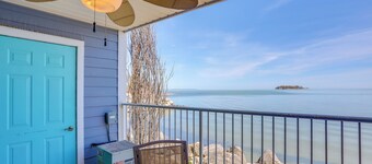 NOUVEAU! Waterfront Middle Bass Condo w / accès à la piscine!