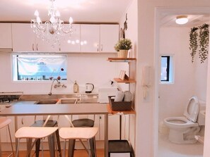 Frigorifero, microonde, bollitore elettrico, pentole/stoviglie/utensili