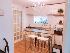 Fridge, microwave, electric kettle, cookware/dishes/utensils - #1 Hongdae Amy house (2rooms) (Seoul)