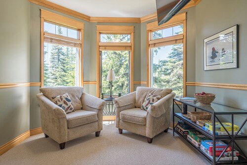 Upgraded Townhouse with BBQ, Hot Tub, Laundry and Gear Room!