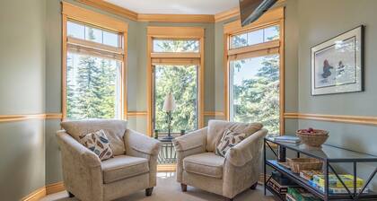 Upgraded Townhouse with BBQ, Hot Tub, Laundry and Gear Room!