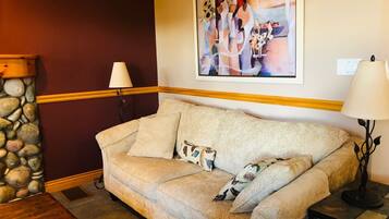 Televisión y chimenea