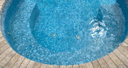 Private villa for 4 with a pool, A/C and tennis court