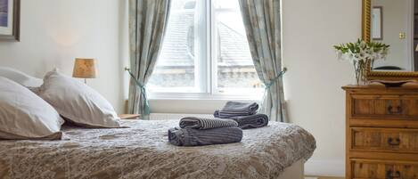 2 多间卧室、免费 WiFi、床单