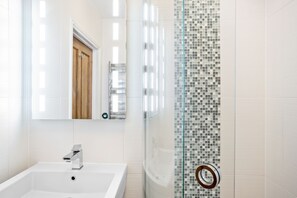 Shower, hair dryer, towels - 4 At The Beach - Sea view, Pets welcome, Parking (Torcross)