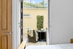 2 bedrooms, desk, iron/ironing board, internet