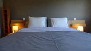 2 Schlafzimmer, Schreibtisch, Bügeleisen/Bügelbrett, Reisekinderbett