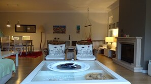 Smart TV, fireplace - Margarida Charming House in Cascais (Aldeia de Juzo)