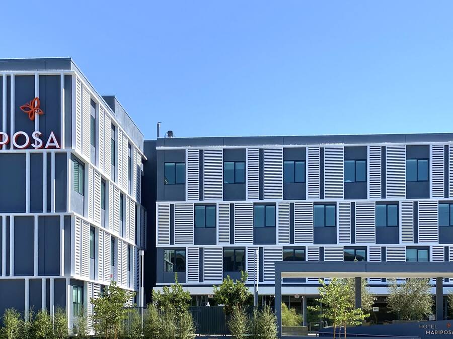 A modern hotel with a prominent sign reading "HOTEL MARIPOSA."