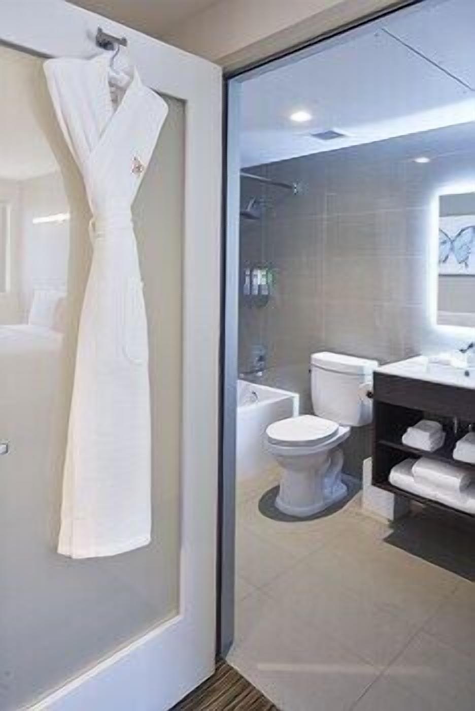 Baño | Tina con regadera, secadora de cabello, batas, toallas 