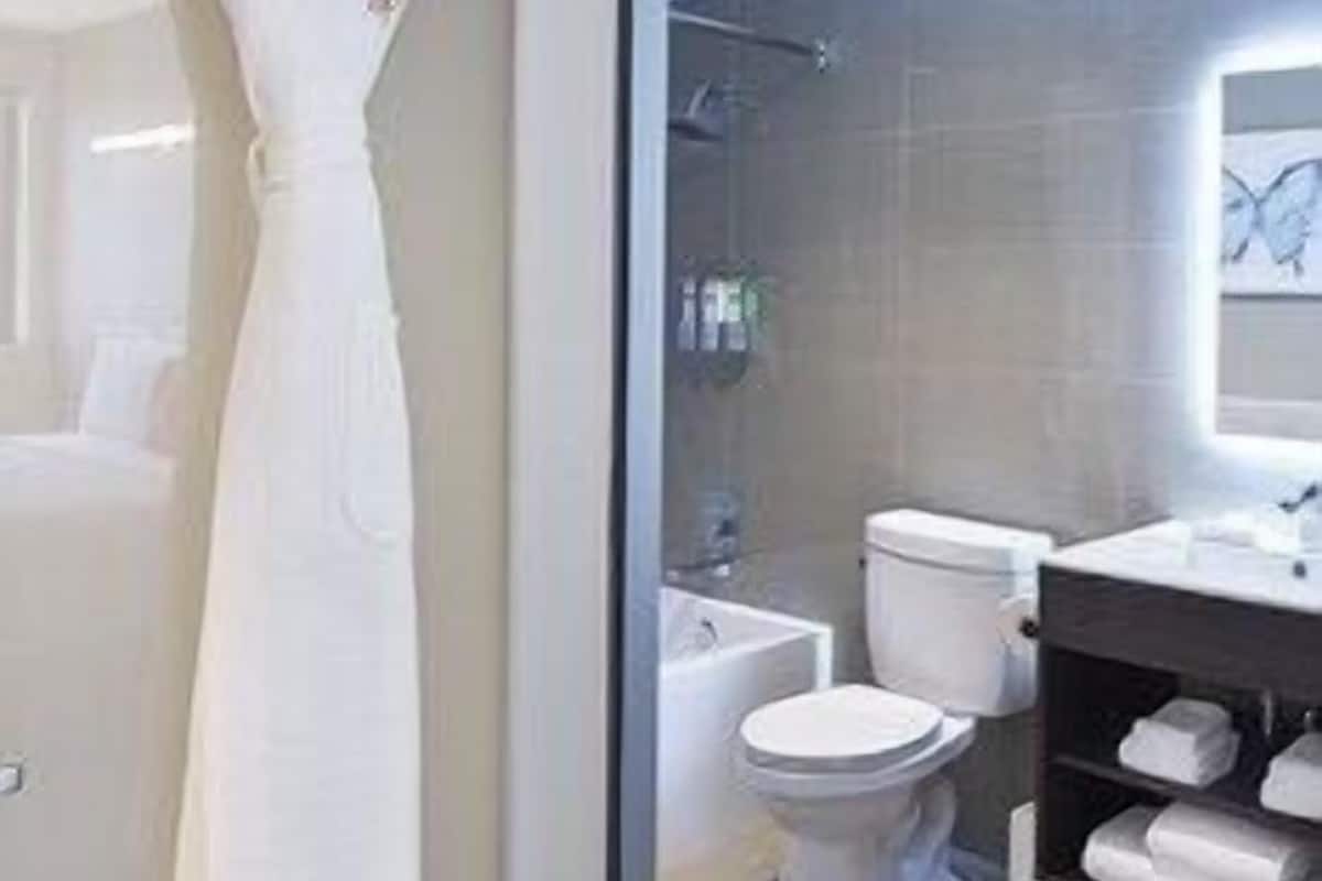 Baño | Tina con regadera, secadora de cabello, batas, toallas