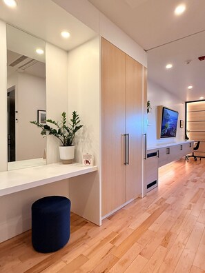 Luxury Room 7 | Premium bedding, minibar, blackout drapes, iron/ironing board