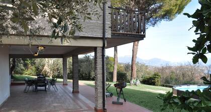 Espléndida villa situada en las verdes colinas del lago de Garda.