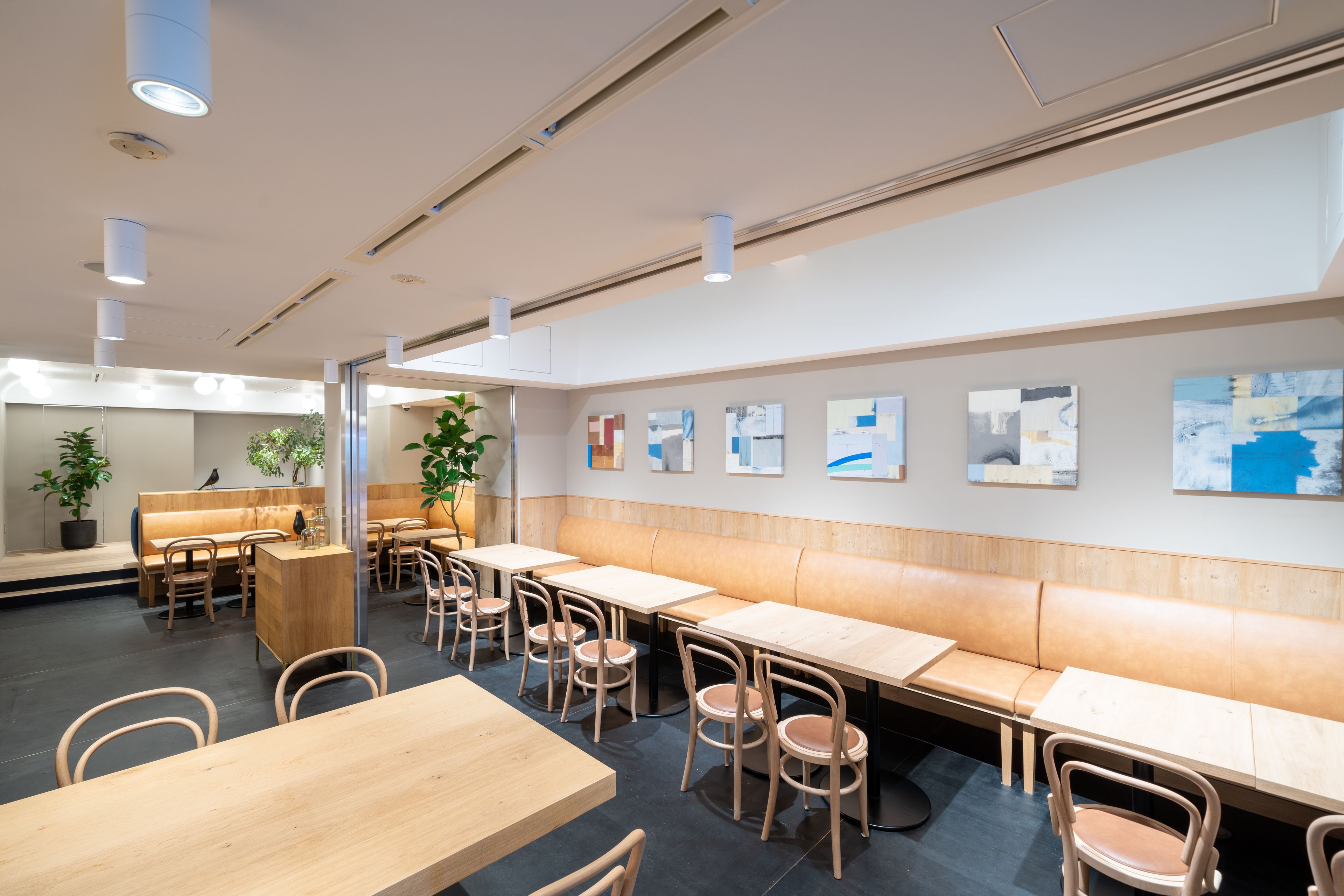 Breakfast and lunch served, local and international cuisine