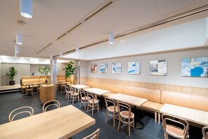 供应早餐和午餐，本地与国际菜