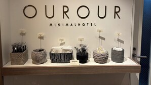 Een minimalistisch hotelschiltje met de naam 'OUROUR MINIMALHOTEL' en het cijfer '2' erboven.