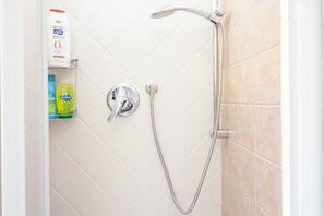 Shower, hair dryer, bidet - Giulia 2, Levanto - for 4, in centre, 5 minutes from beach and station to Cinque Terre (Levanto)