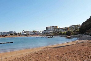 Beach nearby, sun loungers - A peaceful and quite area 12 min walk to the sea (Protaras)
