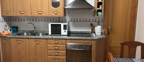 Een microgolfoven, een koffiezetapparaat/waterkoker