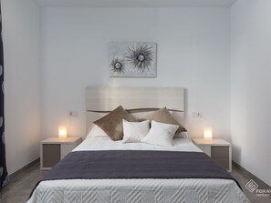 3 habitaciones, tabla de planchar con plancha, internet y ropa de cama 