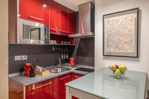 Kühlschrank, Mikrowelle, Herdplatte, Geschirrspüler